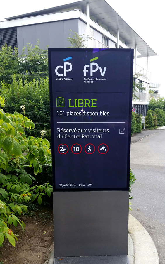 Photo de l'écran pour la Fondation des Parkings indiquant le nombre de places libres