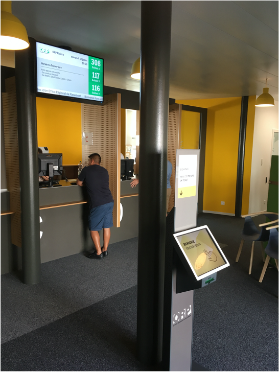 Photo de la borne et de l'écran d'attente